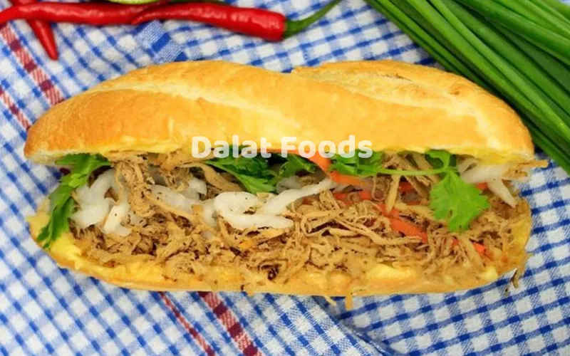 Khô gà lá chanh ăn với gì? Kẹo vào trong bánh mì, thêm một chút rau thơm sẽ cho bạn một bữa sáng đầy dinh dưỡng 